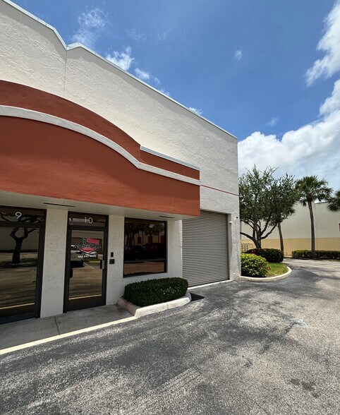 6917 Vista Pky N, West Palm Beach, FL à louer - Photo de l’immeuble – Image 2 sur 18
