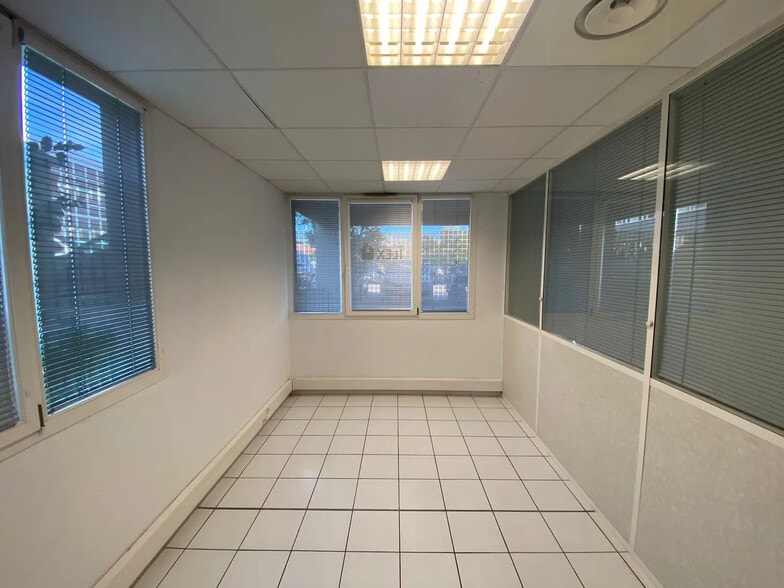 7 Avenue Andre Roussin, Marseille à louer - Photo de l’immeuble – Image 3 sur 13