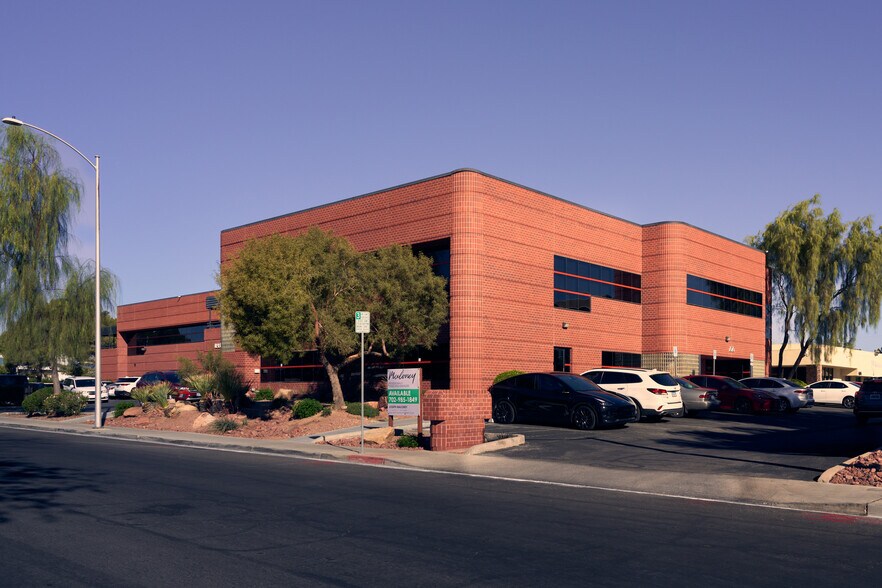2020 Palomino Ln, Las Vegas, NV à louer - Photo de l’immeuble – Image 2 sur 16
