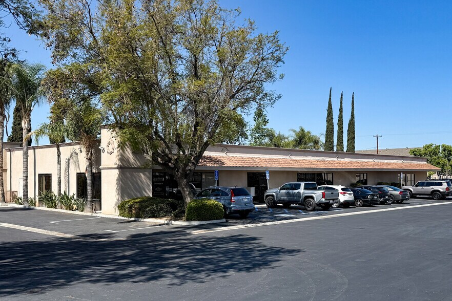 10683 Magnolia Ave, Riverside, CA à louer - Photo de l’immeuble – Image 1 sur 15
