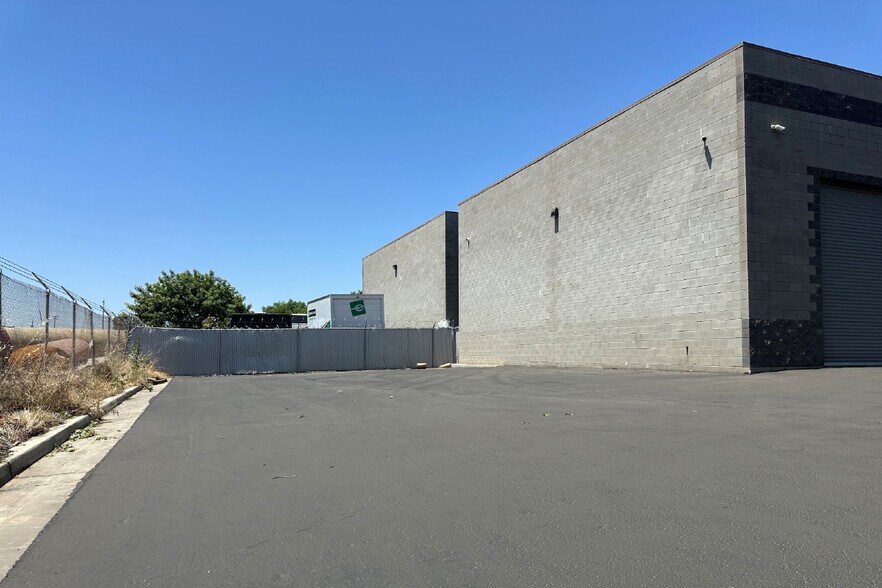 4025 W Ashcroft Ave, Fresno, CA à louer - Photo de l’immeuble – Image 2 sur 6