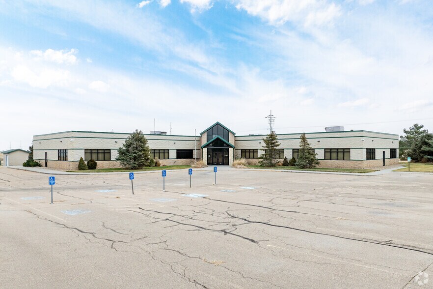 4725 Twin Rivers Rd, North Platte, NE à louer - Photo de l’immeuble – Image 1 sur 20