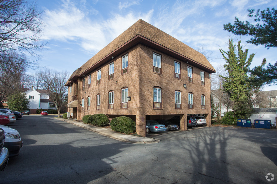 201 Park Washington Ct, Falls Church, VA à louer - Photo principale – Image 1 sur 9