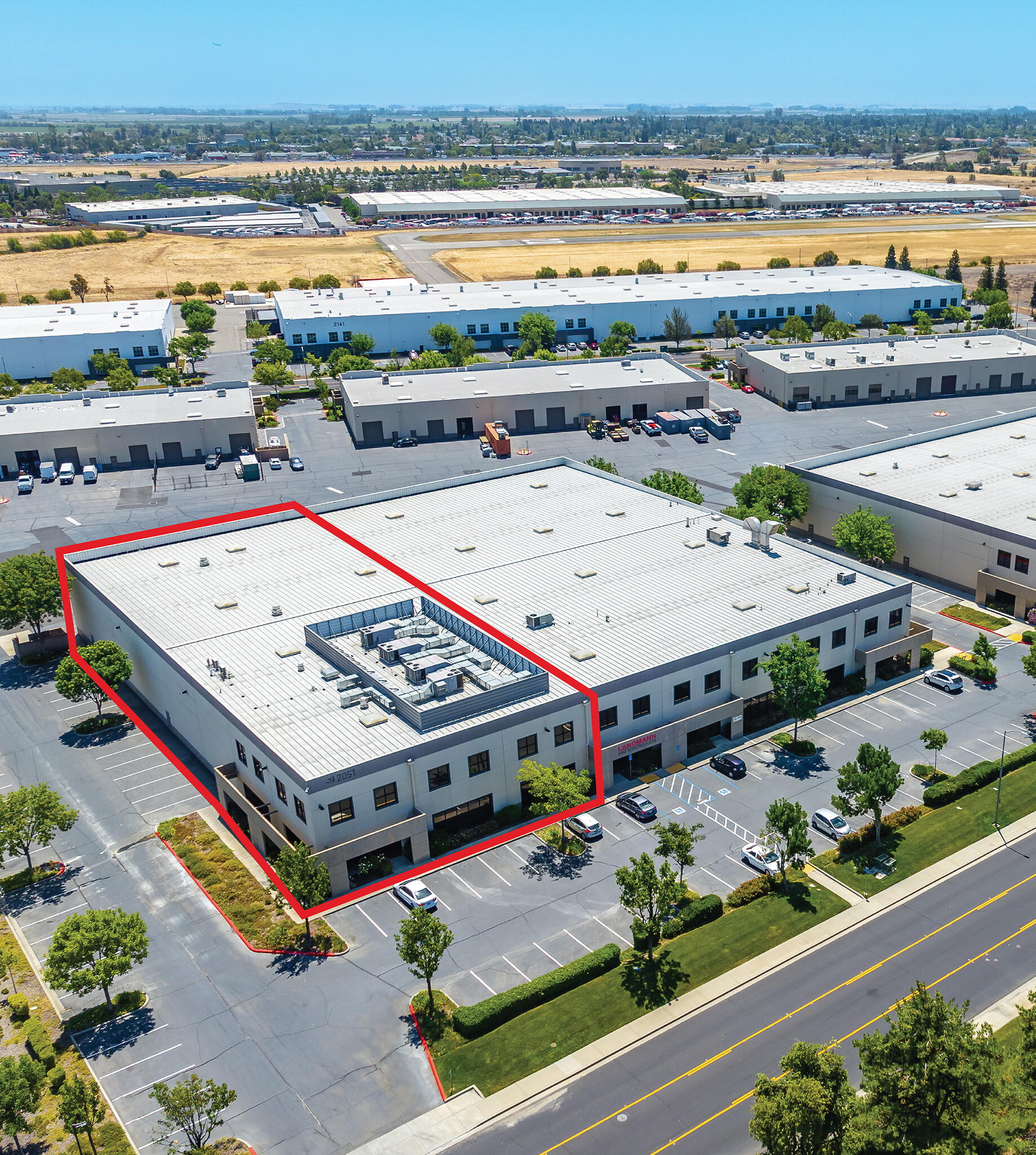 2051 Cessna Dr, Vacaville, CA à louer Aérien– Image 1 sur 6
