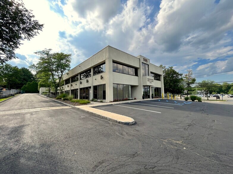 595 Chestnut Ridge Rd, Woodcliff Lake, NJ à vendre - Photo de l’immeuble – Image 3 sur 34