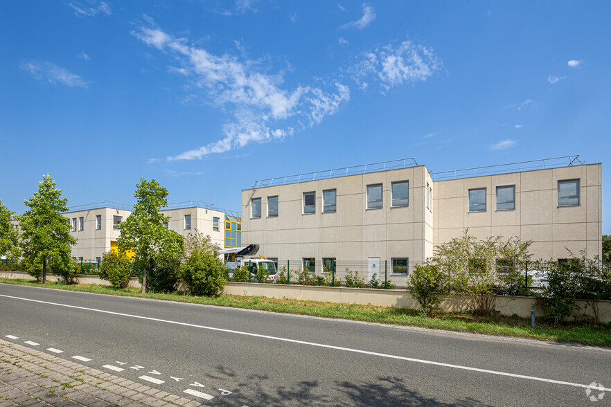 Local d’activités dans Villeneuve-la-Garenne à louer - Photo de l’immeuble – Image 2 sur 2