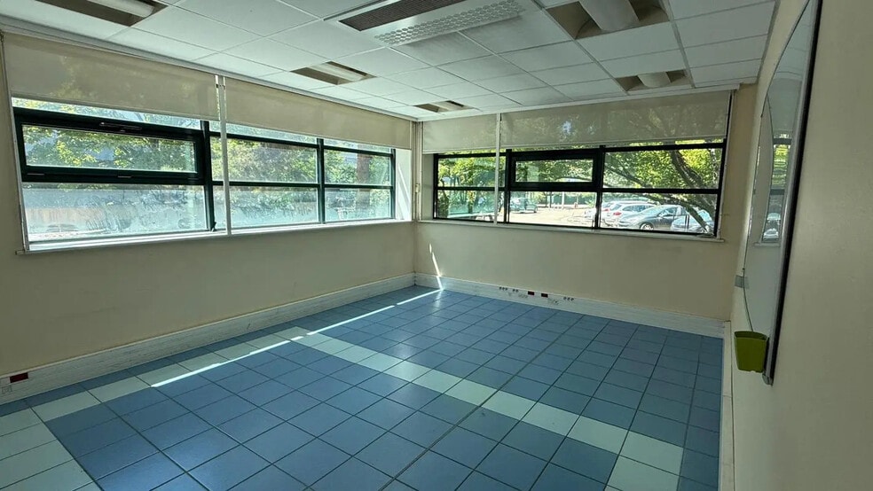 5 Avenue Des Sports, Bourg-en-Bresse à vendre - Photo de l’immeuble – Image 3 sur 11