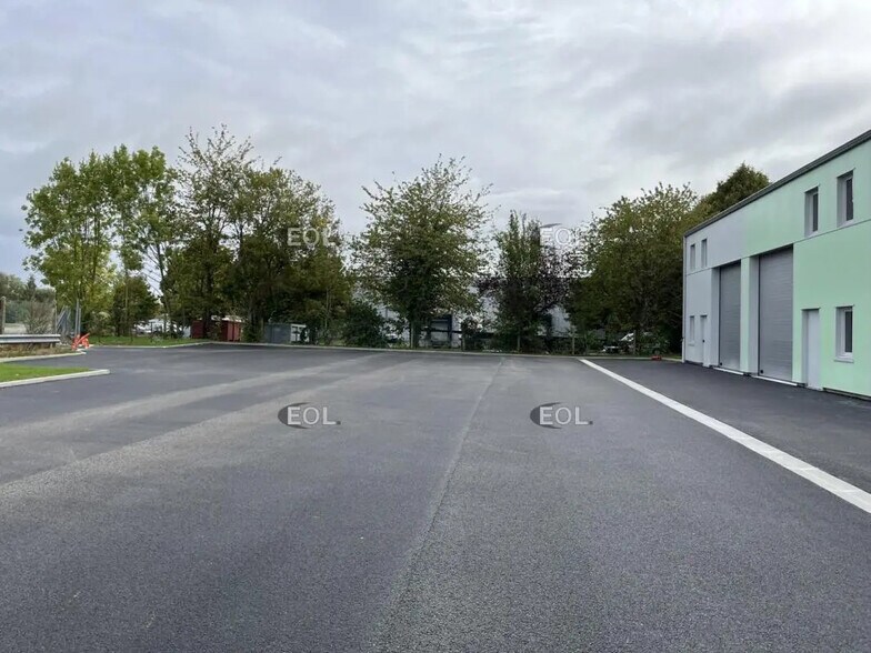 Local d’activités dans Novillers à louer - Photo de l’immeuble – Image 2 sur 10