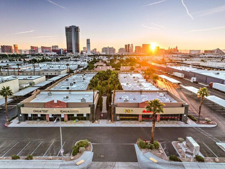 4270 S Decatur Blvd, Las Vegas, NV à louer - Photo de l’immeuble – Image 1 sur 17