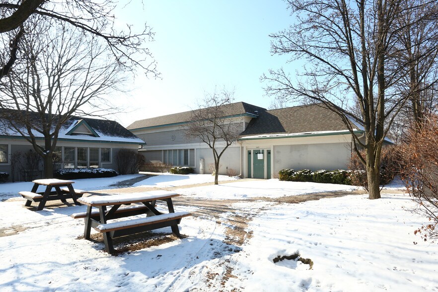 1415-1421 E 12 Mile Rd, Madison Heights, MI à louer - Photo de l’immeuble – Image 2 sur 21