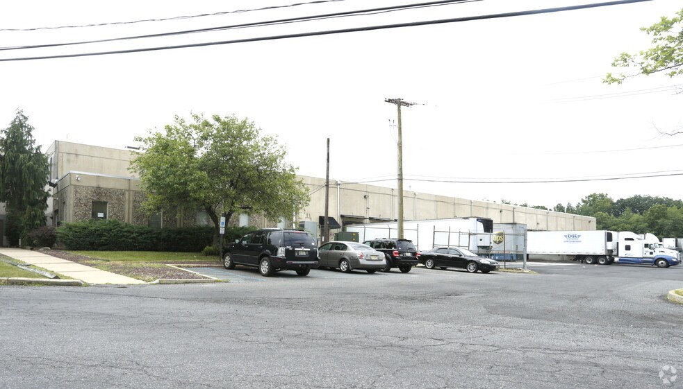 40B Cotters Ln, East Brunswick, NJ à louer - Photo de l’immeuble – Image 3 sur 5