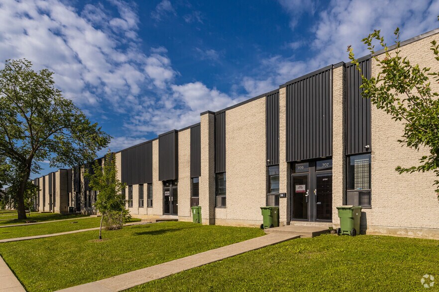 679-701 Av Meloche, Dorval, QC à louer - Photo de l’immeuble – Image 2 sur 7