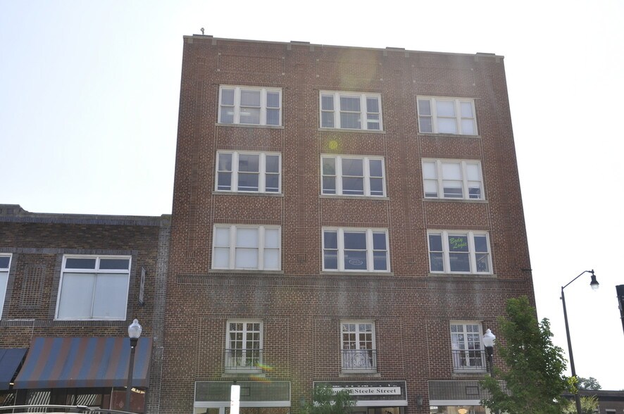 102 S Steele St, Sanford, NC à louer - Photo de l’immeuble – Image 3 sur 6