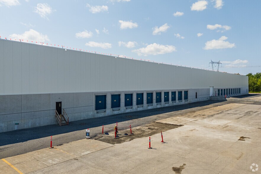 2055 Boul Des Entreprises, Terrebonne, QC à louer - Photo de l’immeuble – Image 2 sur 3