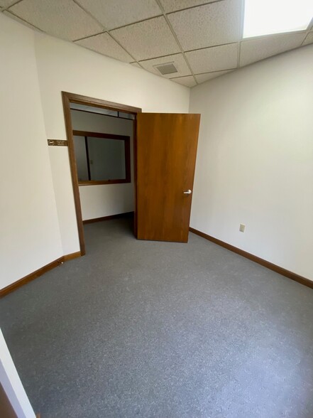 110 W Walnut St, Salina, KS à louer - Photo de l’immeuble – Image 3 sur 5