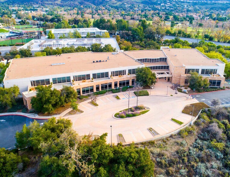 120 Via Merida, Westlake Village, CA à louer - Photo de l’immeuble – Image 1 sur 12