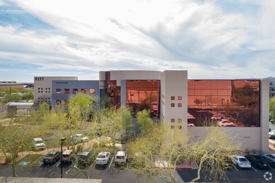 9377 E Bell Rd, Scottsdale, AZ à louer - Photo de l’immeuble – Image 3 sur 5