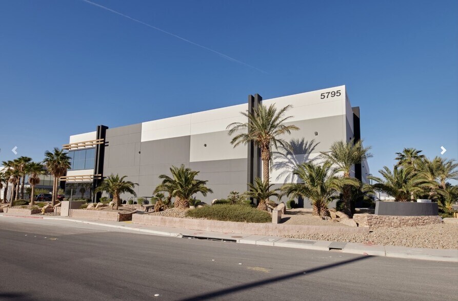5795 N Hollywood Blvd, Las Vegas, NV à vendre - Photo de l’immeuble – Image 3 sur 10