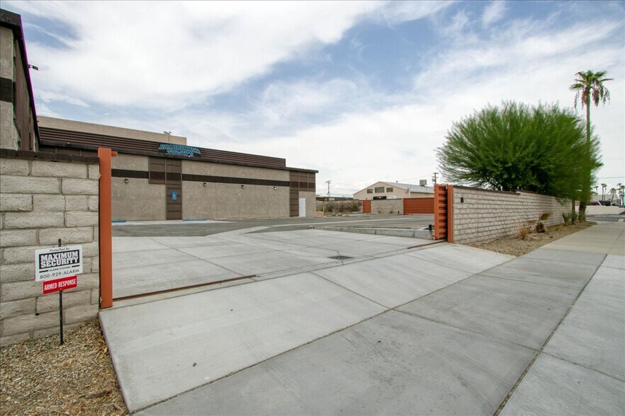 695 S Williams Rd, Palm Springs, CA à louer - Photo de l’immeuble – Image 2 sur 7
