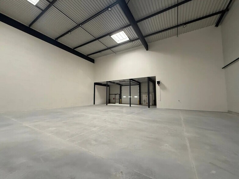 Local d’activités dans Osny à louer - Photo intérieure – Image 2 sur 9