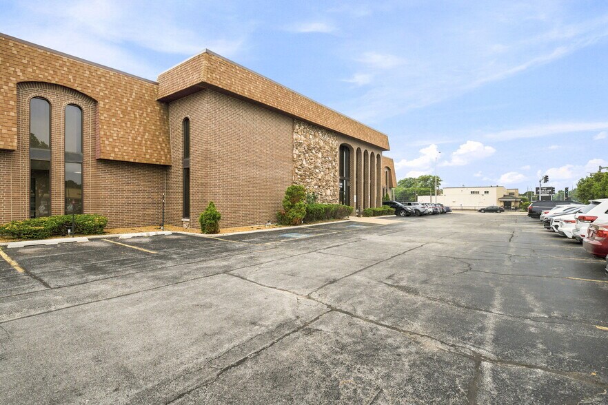 4647 W 103 St, Oak Lawn, IL à vendre - Photo de l’immeuble – Image 2 sur 23