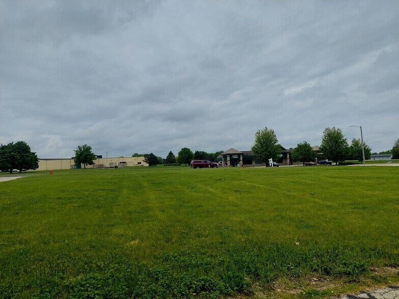 1334 Memorial Dr, Watertown, WI à vendre - Photo de l’immeuble – Image 2 sur 4