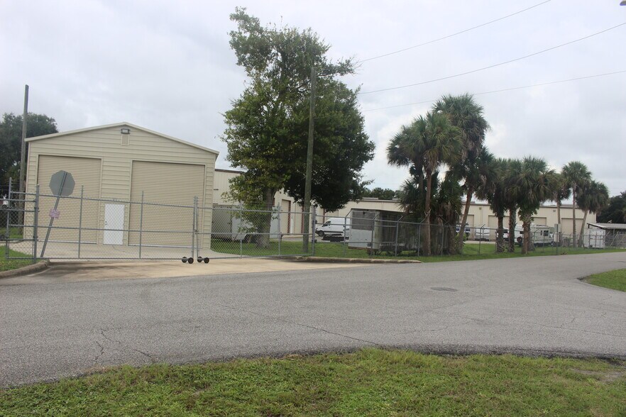 1731 Fern Palm Dr, Edgewater, FL à vendre - Photo de l’immeuble – Image 3 sur 6