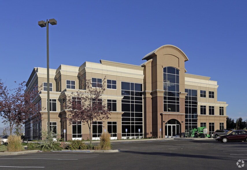 2168 W Grove Pky, Pleasant Grove, UT à louer - Photo de l’immeuble – Image 1 sur 5