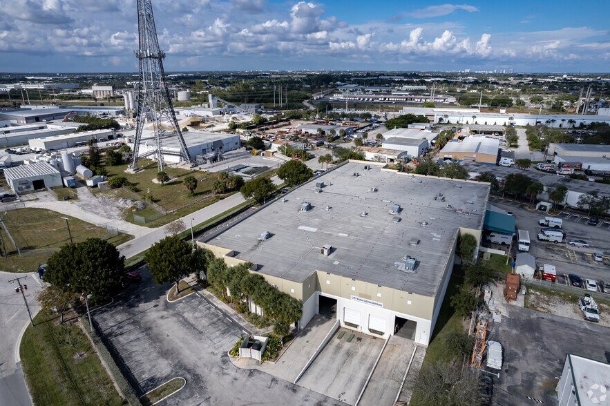 1335 53rd St, Mangonia Park, FL à louer - Photo de l’immeuble – Image 2 sur 4