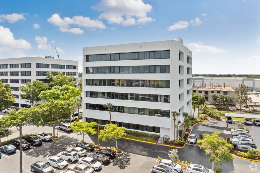 2290 10th Ave N, Lake Worth, FL à louer - Photo de l’immeuble – Image 3 sur 13