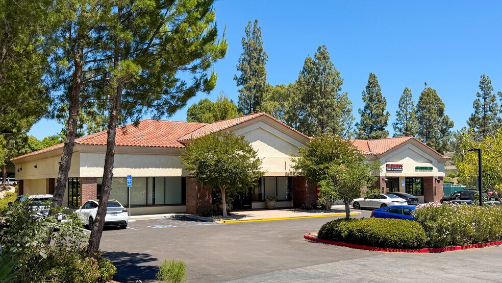 2072 E Avenida De Los Arboles, Thousand Oaks, CA à louer - Photo de l’immeuble – Image 2 sur 4