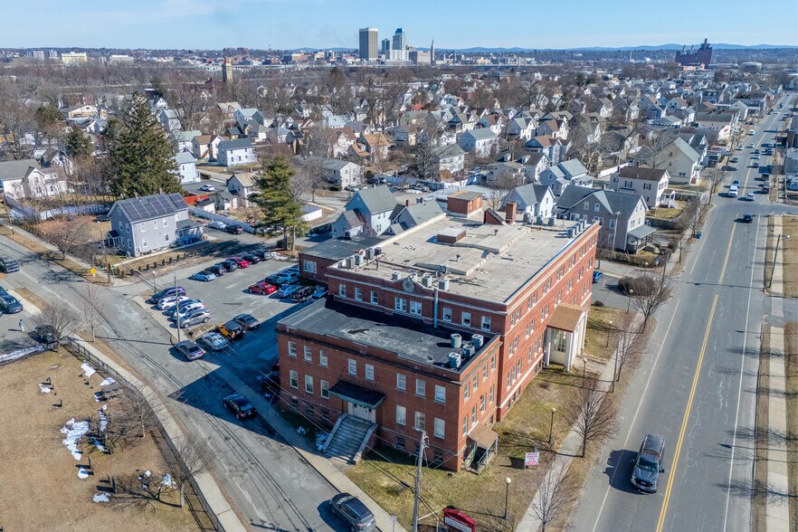 425 Union St, West Springfield, MA à louer - Photo de l’immeuble – Image 2 sur 26