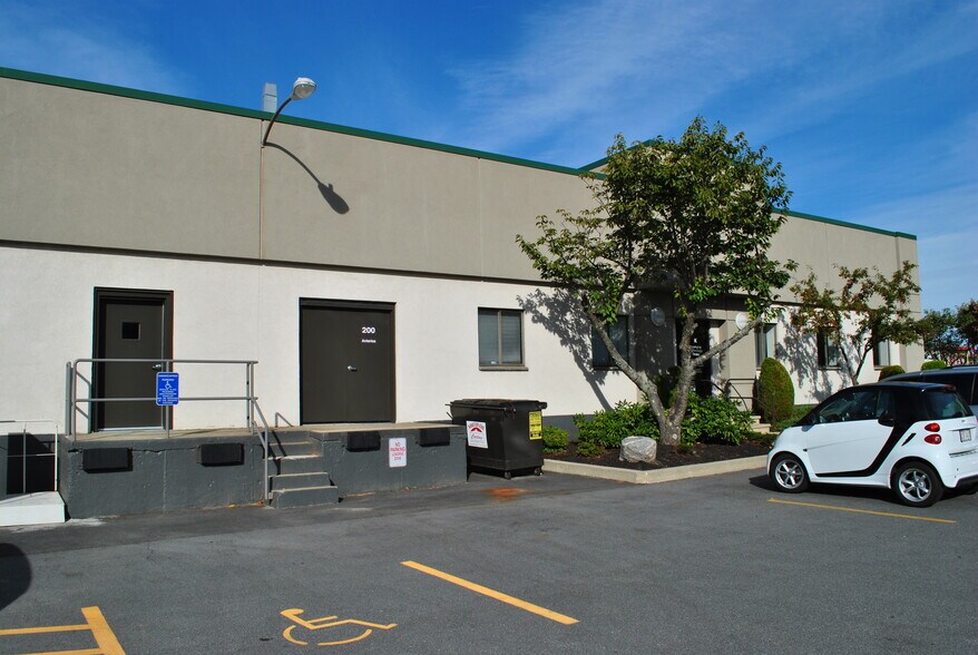 25 Olympia Ave, Woburn, MA à louer - Photo de l’immeuble – Image 2 sur 5