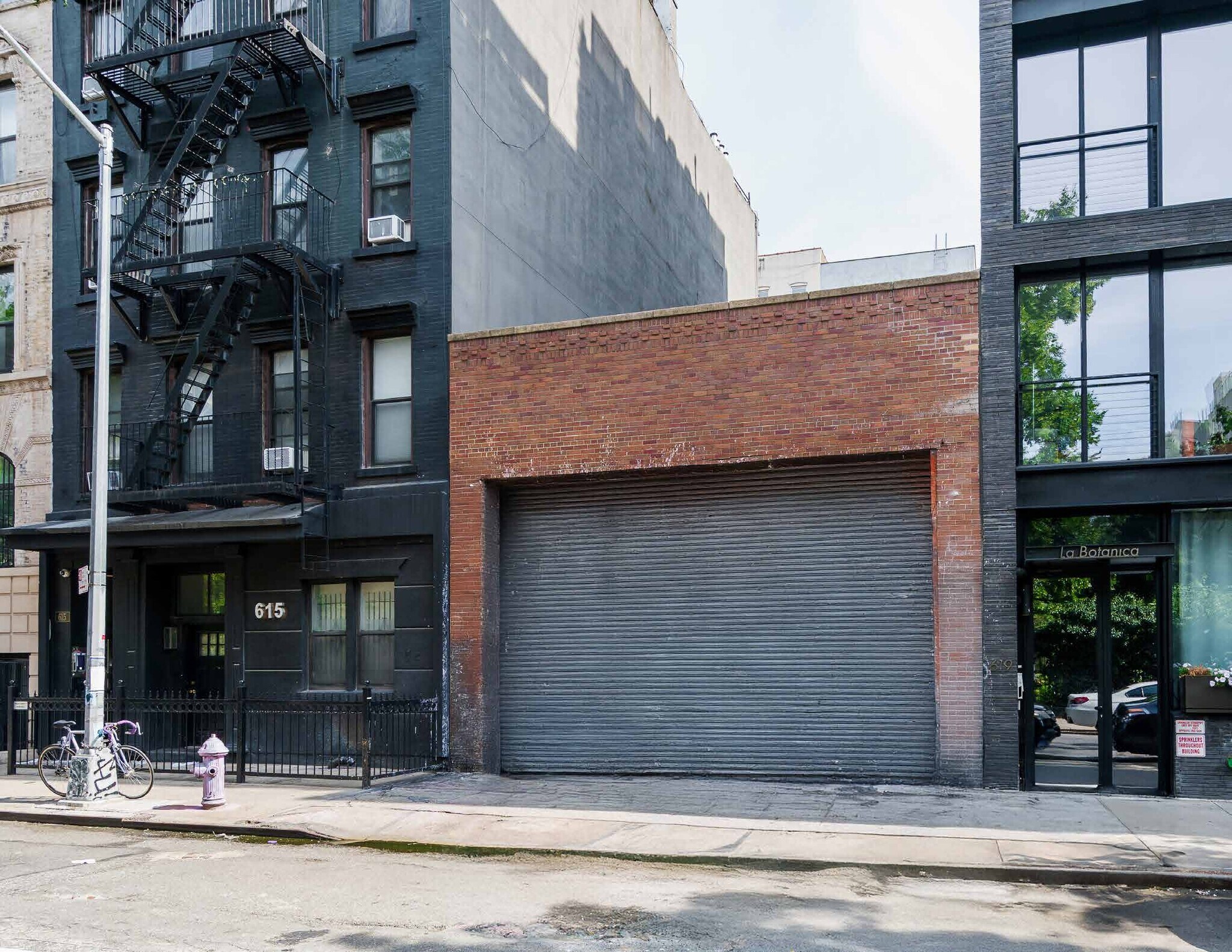 617 E Sixth St, New York, NY à vendre Photo de l’immeuble– Image 1 sur 6