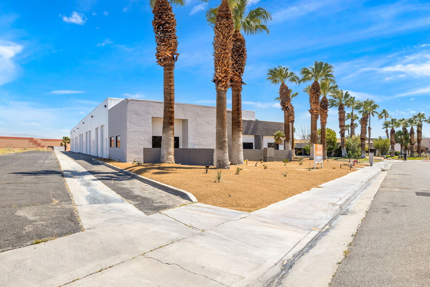 888 E Research Dr, Palm Springs, CA à louer - Photo de l’immeuble – Image 2 sur 72