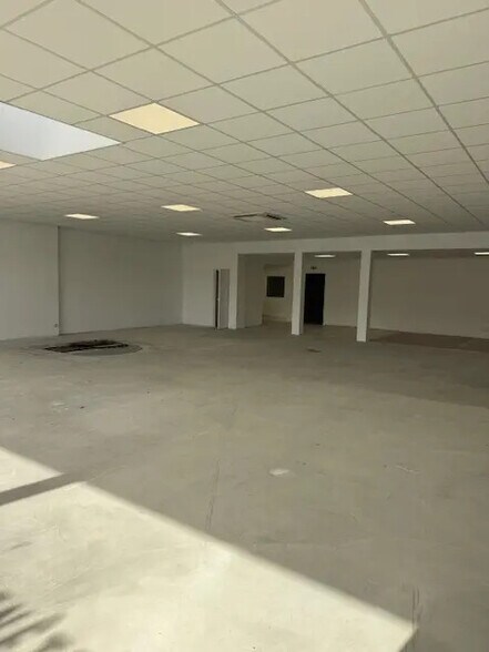 Avenue Du Plan De Campagne, Les Pennes-Mirabeau à louer - Photo de l’immeuble – Image 3 sur 4