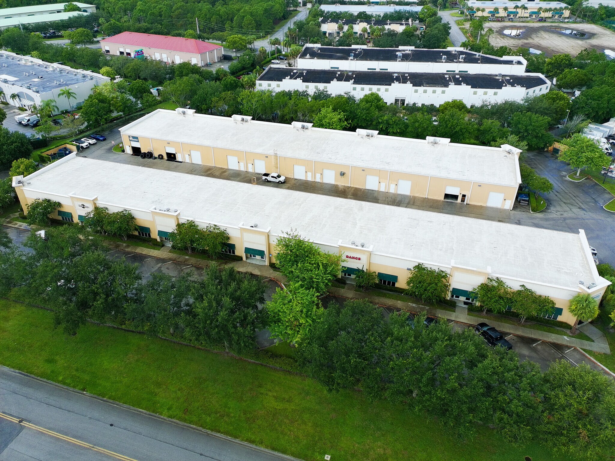 660 NW Enterprise Dr, Port Saint Lucie, FL à louer Photo de l’immeuble– Image 1 sur 12