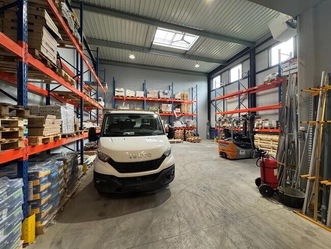 Plus de détails pour Local d’activités à vendre