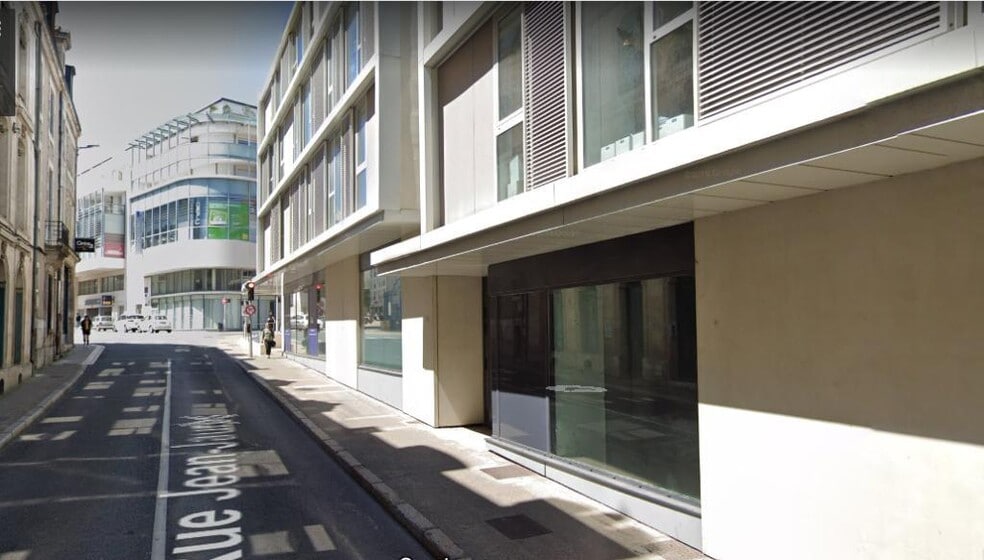 Local commercial dans Poitiers à louer - Photo de l’immeuble – Image 1 sur 5