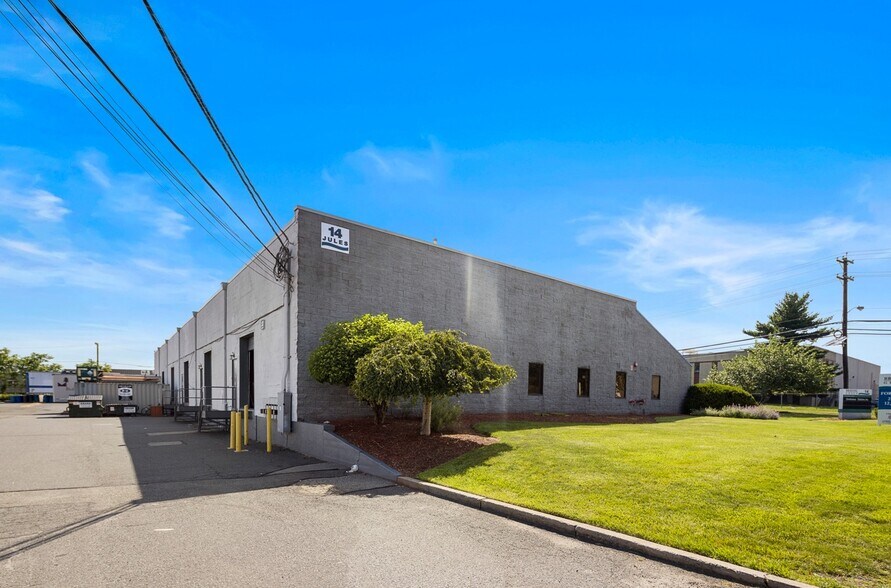 14 Jules Ln, New Brunswick, NJ à louer - Photo de l’immeuble – Image 1 sur 4