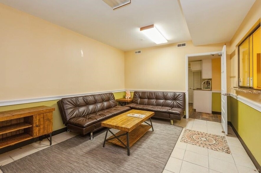 8915 Bergenwood Ave, North Bergen, NJ à vendre - Photo intérieure – Image 3 sur 14