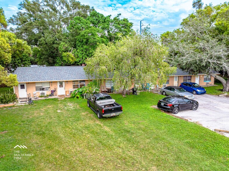 5633 Crissman Dr N, Saint Petersburg, FL à vendre - Photo de l’immeuble – Image 3 sur 4