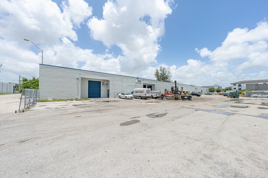 7620 W 2nd Ct, Hialeah, FL à louer - Photo de l’immeuble – Image 2 sur 23