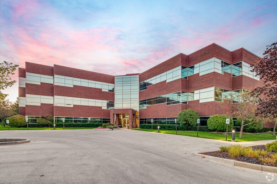 N19 W24075 Riverwood Dr, Waukesha, WI à louer - Photo principale – Image 1 sur 3