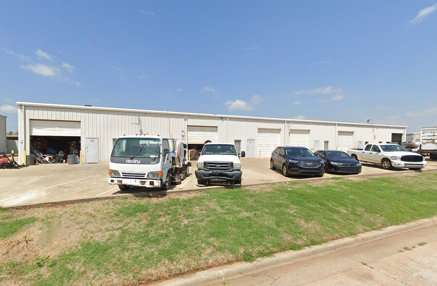 8001 N Wilshire Ct, Oklahoma City, OK à louer - Photo de l’immeuble – Image 1 sur 1