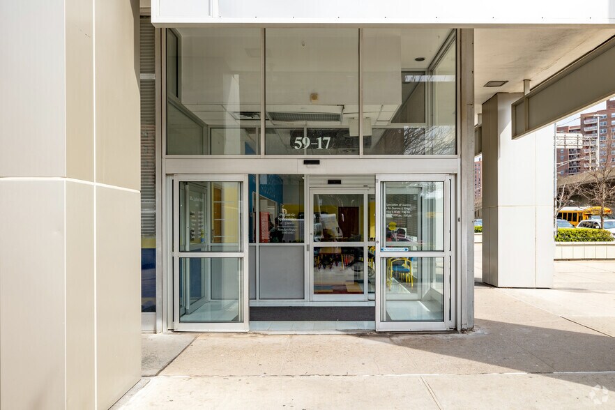 59-17 Junction Blvd, Corona, NY à louer - Photo de l’immeuble – Image 3 sur 5