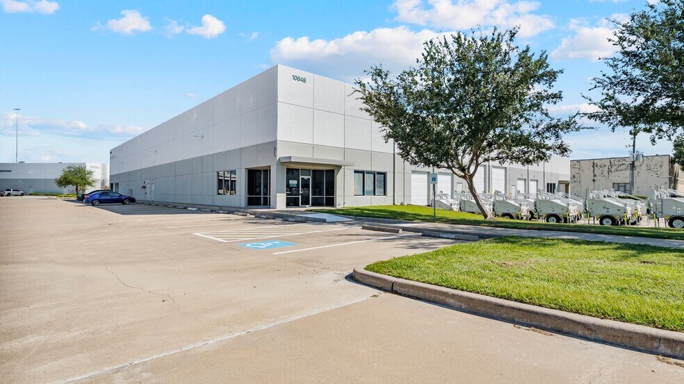 10642 W Little York Rd, Houston, TX à louer - Photo de l’immeuble – Image 2 sur 2