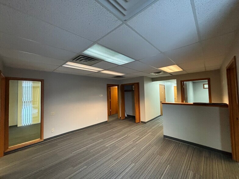 2205 Jolly Rd, Okemos, MI à louer - Photo de l’immeuble – Image 3 sur 12