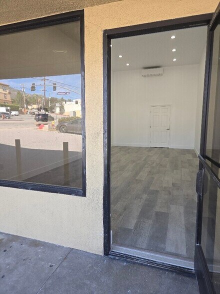 4050 La Crescenta Ave, Montrose, CA à louer - Photo de l’immeuble – Image 3 sur 12