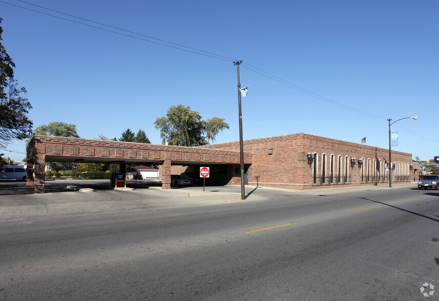 5850 W Belmont Ave, Chicago, IL à vendre - Photo de l’immeuble – Image 2 sur 8